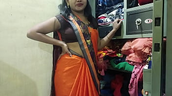 गरम साड़ी उतार के चुदाई का मजा लो हिंदी में