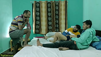 तीन दोस्तों ने मिलकर चुदाई की गर्म गर्लफ्रेंड के साथ! हिंदी चौकसी सेक्स