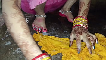 गर्म भाभी बाथरूम में चुदाई के मूड में नंगी होकर पेशाब करती हुई