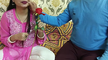 भारतीय सेक्सी जोड़ी का वैलेंटाइन सप्ताह – रोज डे पर गंदी बातें और पैरों का मजा