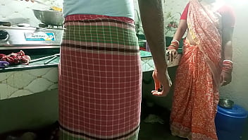 मालकिन ने नौकर को किचन में दबाकर गर्म चुदाई की! मजेदार हिंदी आवाज़