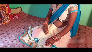 सफेद साड़ी में दीवार से चूचियाँ रगड़ती भाभी को देखकर देवर ने जबरदस्त चुदाई की और गहरी मारकर गांड भी मारी
