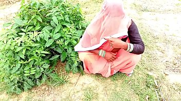 खेत में धान लगाती नववधू को ससुर ने जबरन चोदकर किया गीला