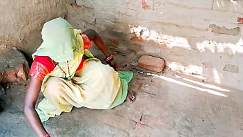 गांव की गर्म बीवी की चुदाई – देसी शारी में बड़ा लंड और गांड मारने का मजा