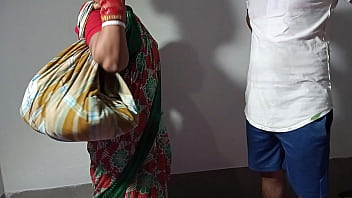 गर्मजोशी से चुदाई करते हुए बर्तन बेचने वाली मादा आंटी की चीखें