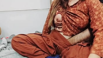 गर्म पाकिस्तानी सौतेली माँ सब्ज़ियाँ काटते हुए अपने पति के साथ गुदा संबंध का मज़ा ले रही है