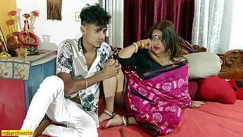 भारतीय नई सौतेली माँ बनाम जवान लड़का – गर्म सेक्स सीन! सौतेली माँ को चोदता है