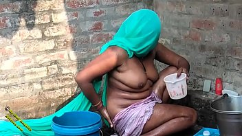 गांव की गर्म चुदाई वाली नहाती हुई देसी राधिका का सेक्सी वीडियो