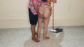 गर्म कामवाली आंटी को चोदते हुए मजे लो – गीली चूत और मोटे लंड का मजा!
