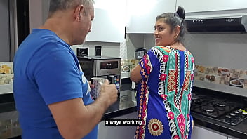 रसोई में अली ने आपू का कड़ा लंड चूसा!
