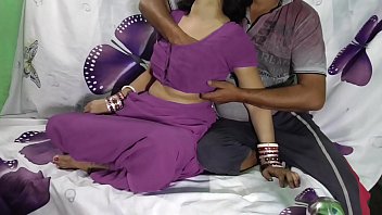 भारतीय आनिता भाभी की साड़ी में चुदाई का मजेदार वीडियो, हिंदी आवाज के साथ