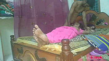 असली तेलुगू जोड़ा घर पर बनाए सेक्स वीडियो में गर्म बातें करते हुए प्यार भरी रात गुज़ार रहा है