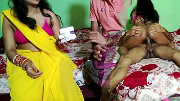 भाभी सेल्समैन के सस्ते कॉस्मेटिक के चक्कर में चुदवा बैठी