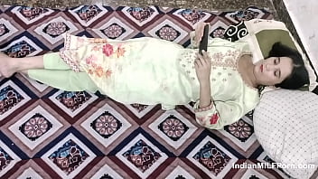 भारतीय सौतेली बहन मोबाइल पर गर्म फिल्म देखते हुए सौतेले भाई से चुदाई का मजा लेती है – हिंदी डब