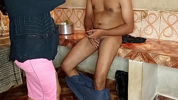 मालकिन ने साहब से कहा – पहले खाना बनाओ फिर मुझे गर्म चुदाई करो