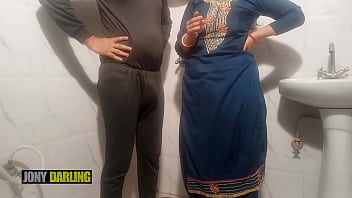 **गर्म पंजाबी भाभी को बिहारी ने धुएं में बाथरूम में चोदा, गंदी हिंदी और पंजाबी आवाज़**