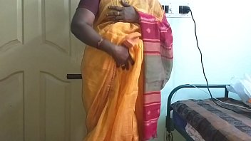 भारतीय गर्म तमिल तेलुगु कन्नड़ मलयालम हिंदी वनिता नारंगी साड़ी में बड़े बूब्स और शेव की हुई चूत दिखाते हुए, बूब्स दबाते हुए निप्पल रगड़ते हुए चूत की मसाज करती हुई