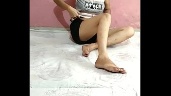 लॉकडाउन में प्लंबर ने गलती से सुंदर पतली टीन को जोरदार चोदा, पर पापा ने देख लिया। भाग 1