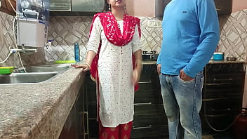 गर्म सौतेली माँ की चूसी हुई चूत ने मुझे और उत्तेजित कर दिया – हिंदी ऑडियो