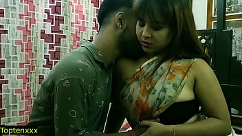 भारतीय गर्म मॉडल का घर पर नाबालिग लड़के के साथ सेक्स! हिंदी में मजेदार आवाज़! साड़ी में चुदाई
