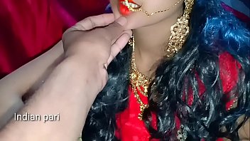 प्यारी सी लड़की का पहला चुम्बन और हनीमून बिस्तर पर