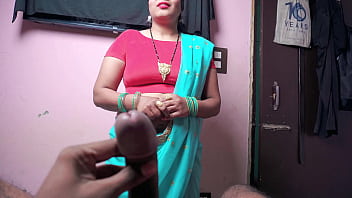 सौतेली माँ बेटे के सामने नंगी होकर पैरों से चुदाई करती है और मुंह में लेती है माल