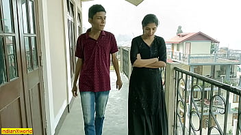 भारतीय गर्म चुदाई: जूनियर प्रेमी के साथ सेक्सी लड़की की मच्छरदानी वाली चुंबन और गहरी छेदन!