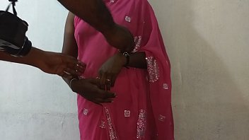 भारतीय वनिता का नीले साड़ी में सेक्सी अंदाज, बड़े बूब्स और शेव की हुई चूत दिखाते हुए मस्त मचाती हुई