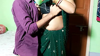 भतीजे ने चुदाई का बहाना बनाकर गर्मजोशी से आंटी की बटन सिलाई करते हुए जमकर चोदा!