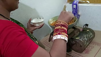 गर्म चिकन बनाती सेक्सी मैड को किचन काउंटर पर जमकर चोदा – मजेदार हिंदी आवाज