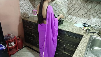 गर्म भारतीय सौतेली माँ ने अपने सौतेले बेटे विवेक को जन्मदिन पर चोदने का सरप्राइज दिया
