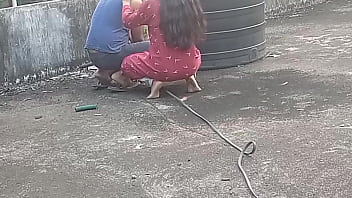 मोटर पंप वाले ने गर्म लड़की को पैसे के बदले चोदा
