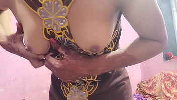 भाई के सामने ही अपने यार के साथ मज़े लेते हुए लड़की ने चुदाई का आनंद उठाया
