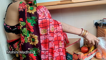 भारतीय गर्म देसी फल विक्रेता ने ग्राहक से मोलभाव करते हुए जमकर चुदाई की मस्त हिंदी ऑडियो