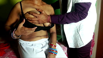 डॉक्टर ने मरीज़ लड़की की चूत को हिंदी में चोदा