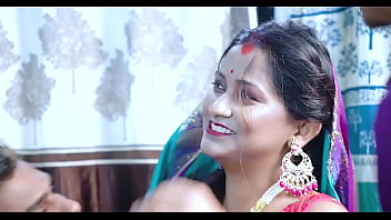 भारतीय भाभी का मुलायम और कोमल संभोग – साड़ी में पति के साथ हिंदी में गर्म माहौल