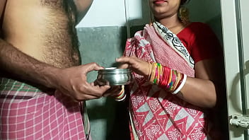 ससुर ने बहू की गर्म पीठ पर तेल मलते हुए गेट पर ही जमकर चोदा!