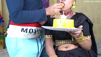 **भारतीय जन्मदिन की रात में गर्म चुदाई**