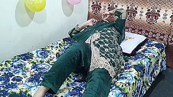 एक भारतीय विवाहिता ने एक जवान लड़के को बुलाकर उसके साथ जोरदार सेक्स किया
