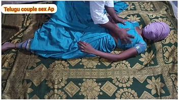 हरे साड़ी वाली गृहिणी के साथ रात भर का जुनून