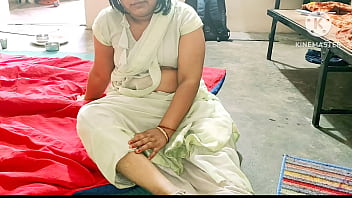 भारतीय देसी भाभी युवक के साथ रोमांस करती हुई