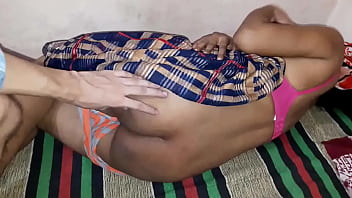 अकेली एशियाई सुंदरी का मोहक अंदाज