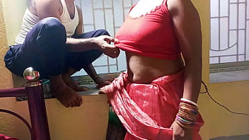 गाँव की भाभी ने बिजली मिस्त्री को लुभाया और फिर चोदा उसकी गीली चूत को, Hd वीडियो में साफ आवाज़ के साथ | Fireecouple