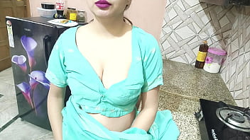 गाँव की लड़की को रसोईघर में ले जाकर चोदा देहाती लड़के ने, आवाज़ साफ सुनाई दे रही थी