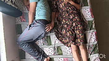 देसी भाभी शिवानी सोते हुए देवर को लुभाकर अमेज़न पोज़ में सवार होती है