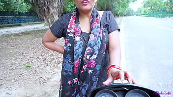 सड़क किनारे ग्राहक के साथ देसी भाभी का डॉगी स्टाइल में जंगी मज़ा, हिंदी आवाज़ के साथ