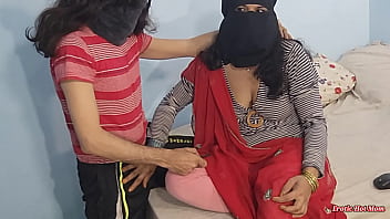 उम्मीद है तुम्हारी गर्लफ्रेंड इतनी सेक्सी नहीं है, उसकी टाइट डेसी इंडियन चूत में लंड घुसाकर हिजाब पहने हुए हिंदी में जोर-जोर से चिल्लाते हुए चोदना