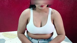 दर्जा भाभी के ब्लाउज की सिलाई करते हुए उनकी गीली चूत की गहराई तक पहुँच गया