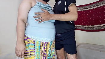 मुस्लिम लड़का अपनी मोटी गांड वाली सौतेली माँ को ज़ोर-ज़ोर से चोदता है, देसी आवाज़ में