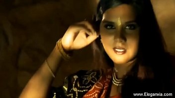 भारतीय माँ जो बॉलीवुड के प्यार में डांस करती है